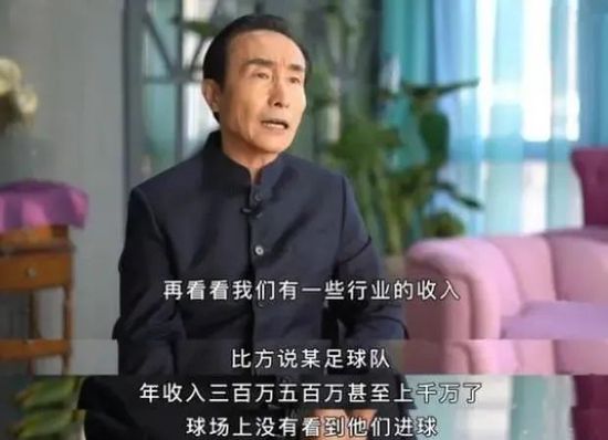 小时候，我一直梦想着能穿上那不勒斯球衣，在那里踢球并成为队长。